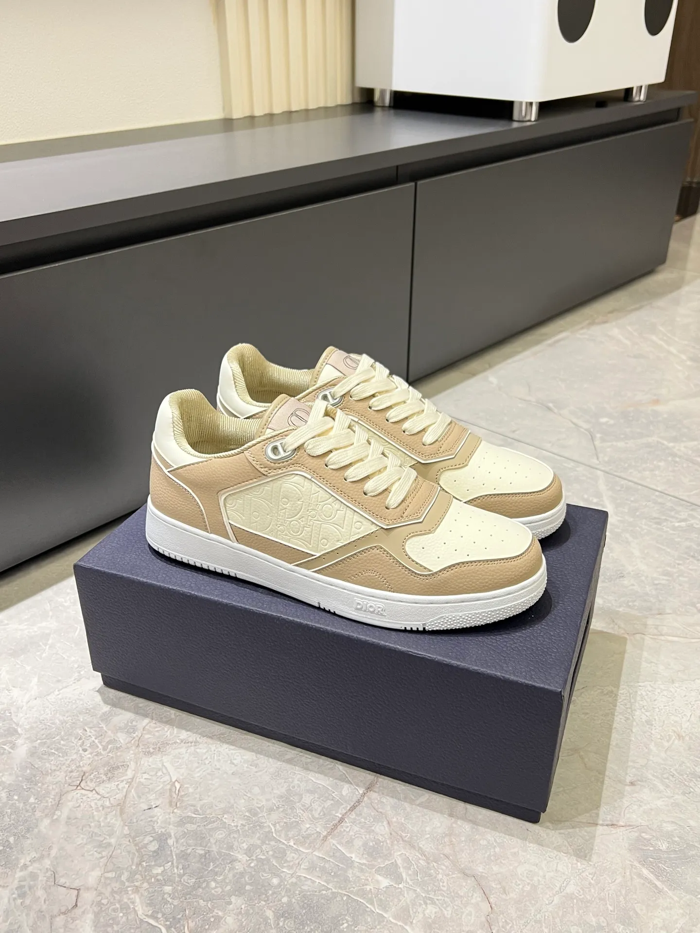 Men's shoes 💰p400 "Dio*" mid-top B27 casual sneakers. This B27 high-top sneaker is a new product in the series and continues Di*r's classic style. Crafted from gray and white smooth calf leather with beige and black Oblique print panels on the sides. The "CD Icon" shaped shoelace eyelets are clever and delicate, and the two-color rubber sole, rear collar and heel are all equipped with the brand's iconic details to enhance the style. Oblique printed straps at the ankle allow for an adjustable fit to complement the overall design. Fashionable and versatile, it can complement any look. Create an exquisite design with unique dynamic vitality and modern atmosphere, presented in low-top and high-top styles. This new must-have shoe adds a new dimension to Dior's archive heritage, embodying modern elegance. Purchase the original version and make it 1:1. If you need top quality, please come to me! Male 38-44!